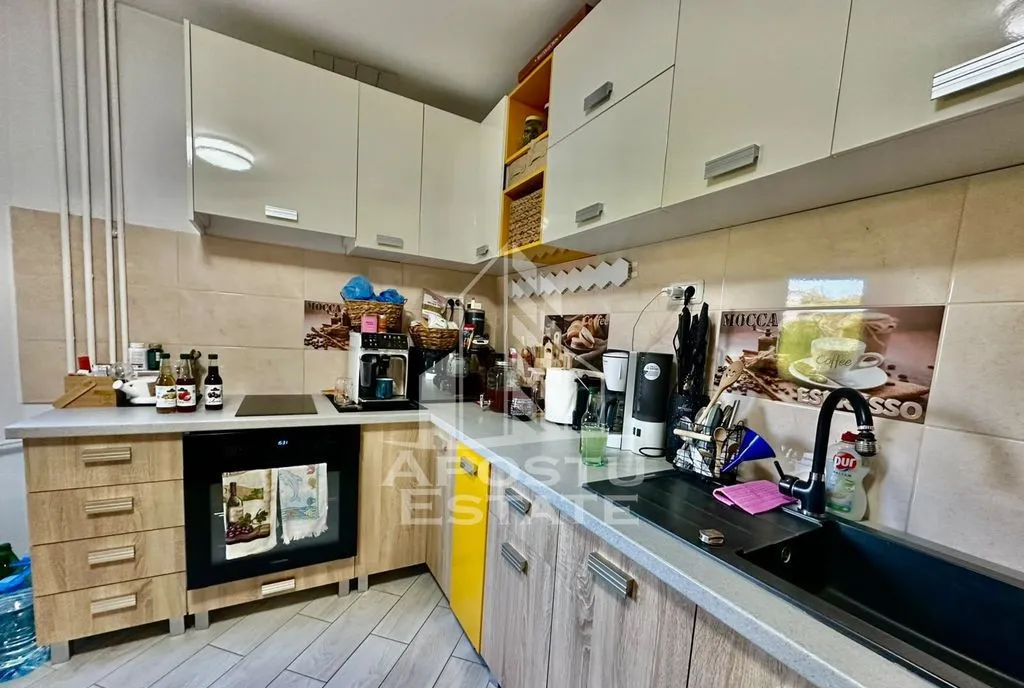 Apartament cu 3 camere de vanzare etaj intermediar zona Soarelui