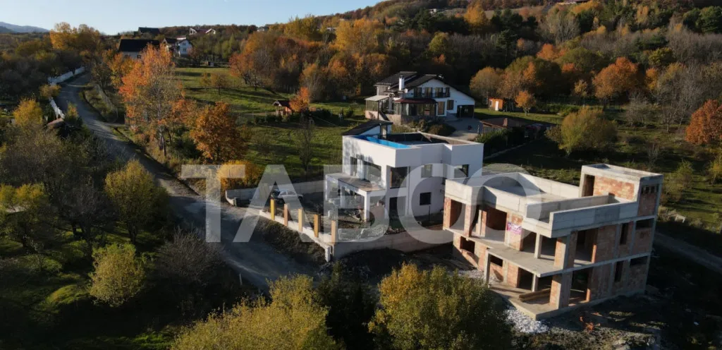 Vila premium Cisnadioara - panorama piscina infinity si te
