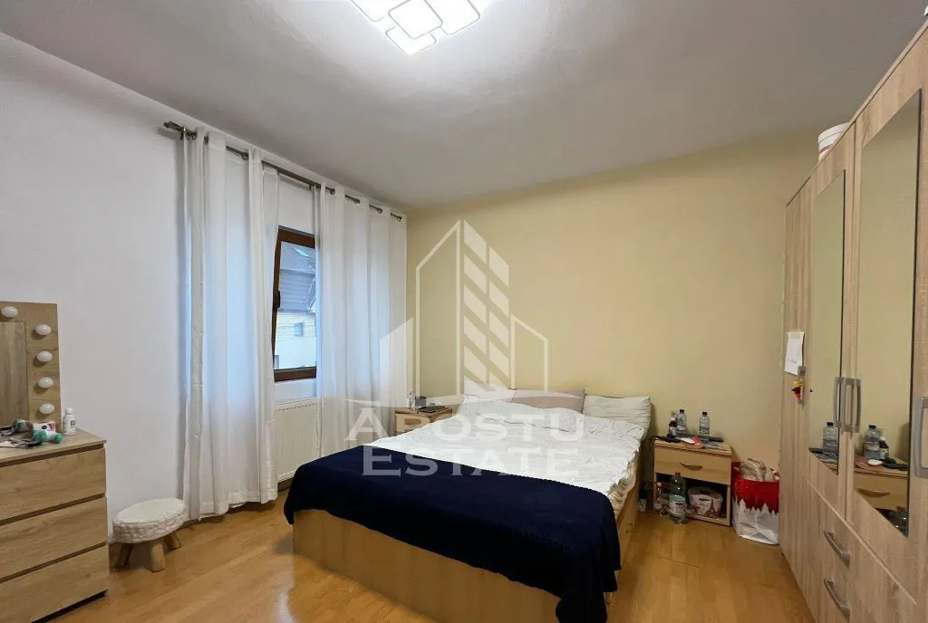 Casa 6 camere 3 bai garaj acces auto teren de 411
