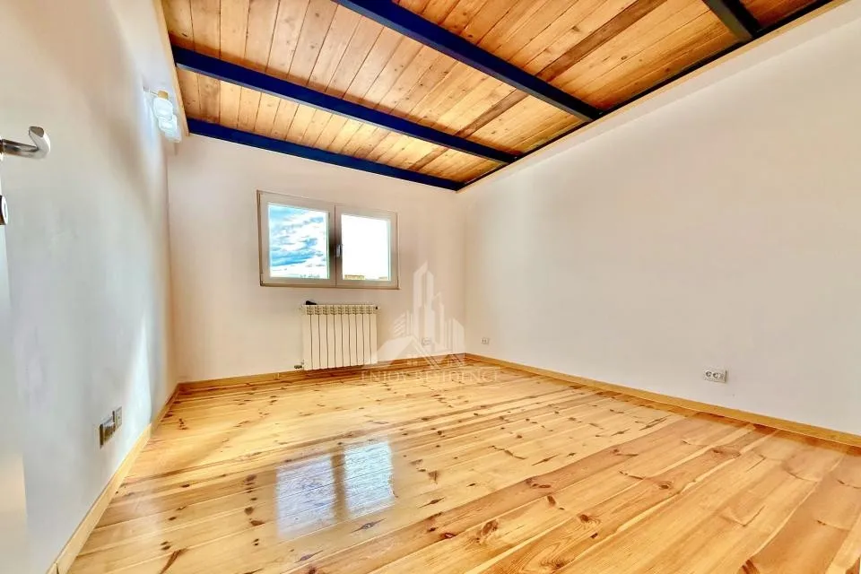 Studio dublu scara interioara bloc nou centrala velux marmura video