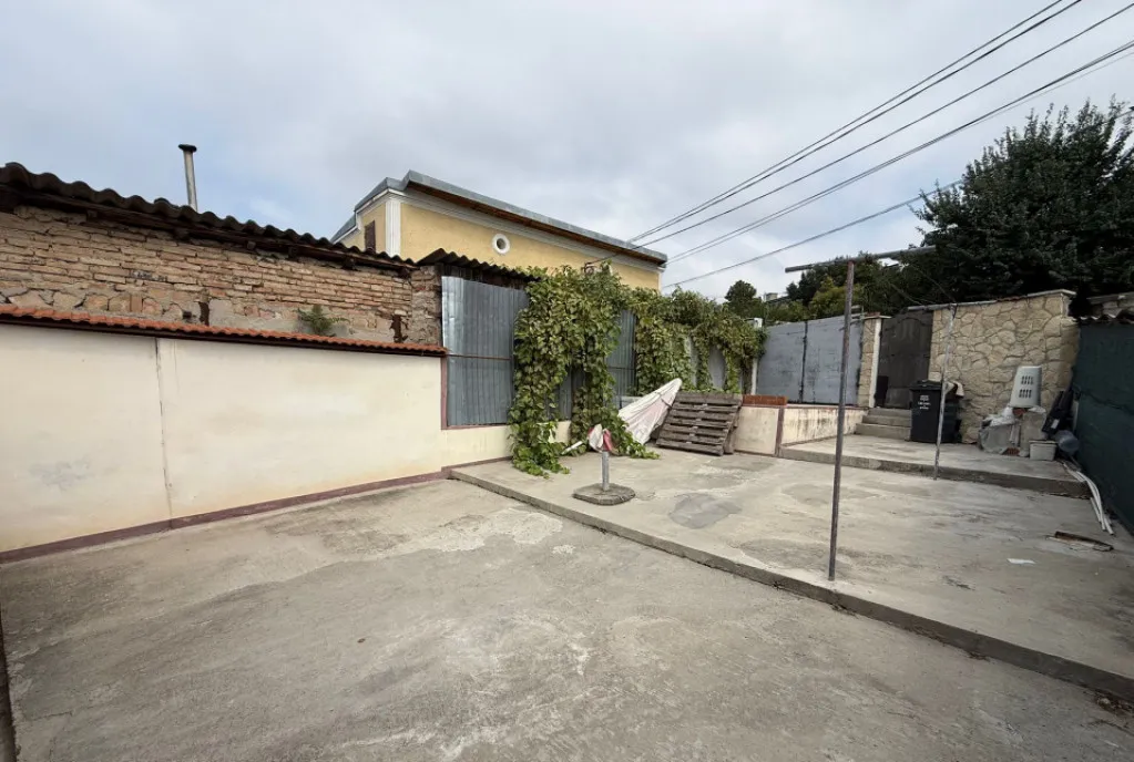 Zona centrala casa 4 camere suprafata totala 100 mp te