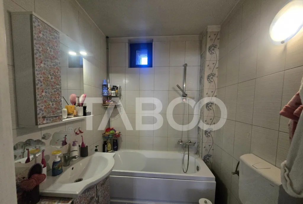 Casa de vanzare 7 camere 2 bai 3312 mp teren Sura