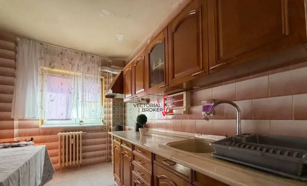 Teiul Doamnei apartament decomandat etaj 6/8 bloc reabilitat termic