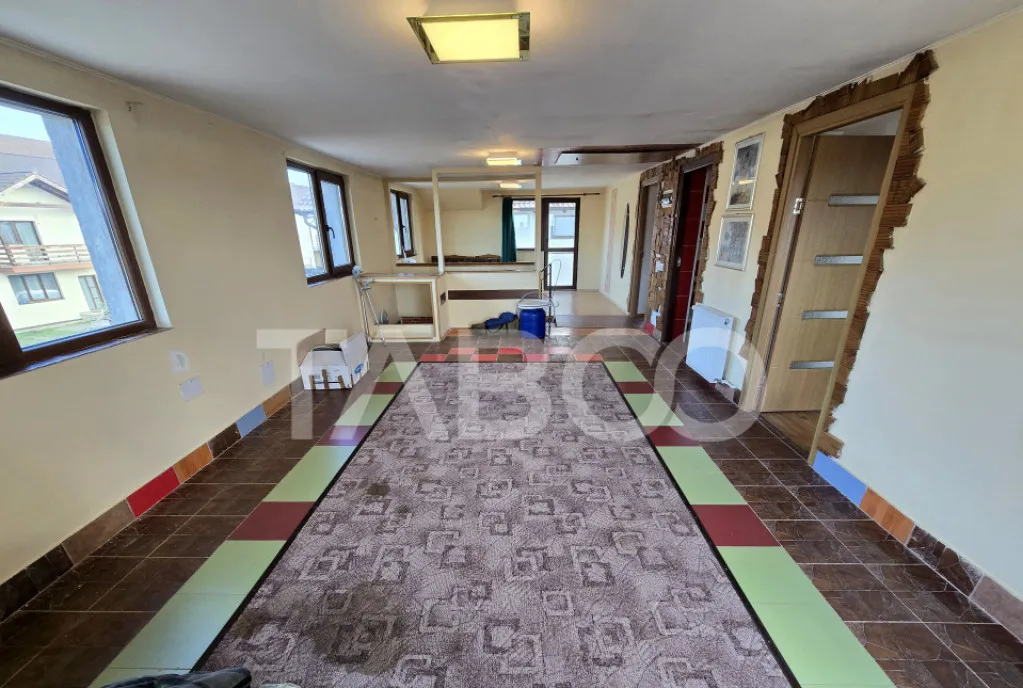 Casa de vanzare cu 6 camere 2 parcari curte libera 200 mp in
