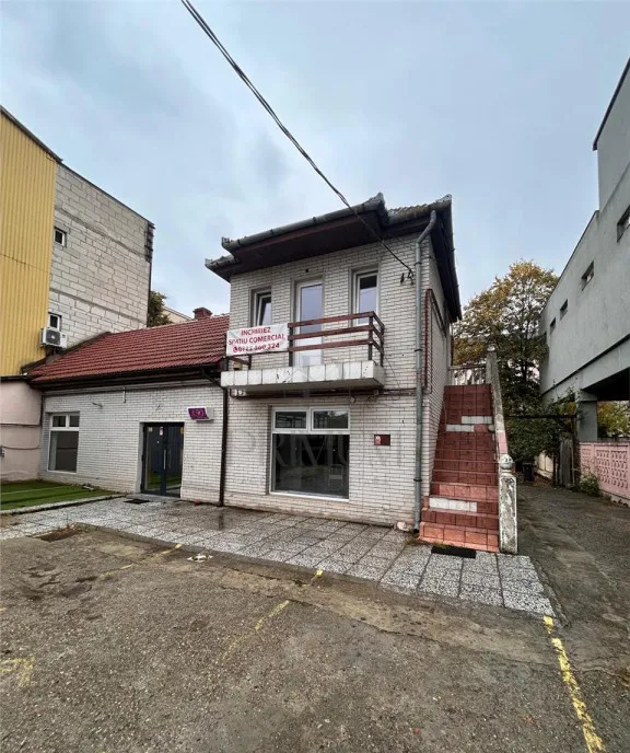 Casa de locuit cu spatiu comercial la parter si spalatorie a