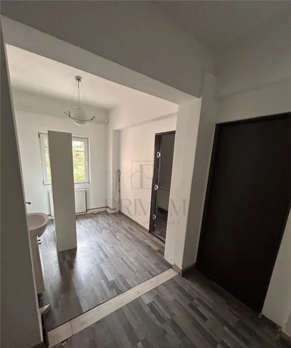 Casa de locuit cu spatiu comercial la parter si spalatorie a