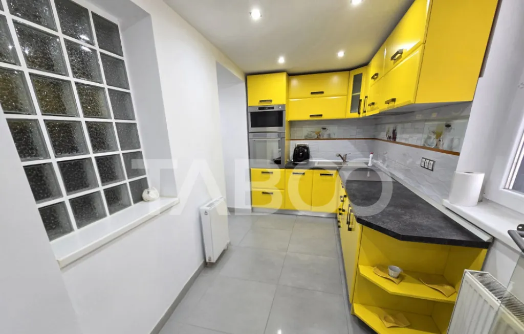 Casa de vanzare 6 camere teren 650 garaj Piata C