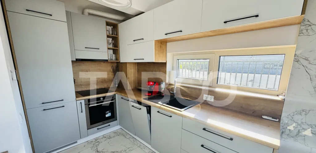 Penthouse cu terasa de 51mp de vanzare 3 camere 2 bai 1 par
