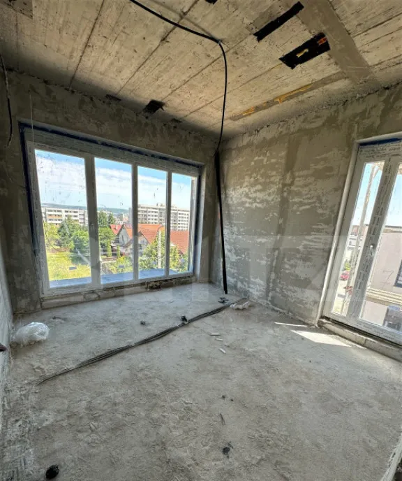 Apartament cu 4 camere 100 mp in bloc cu piscina cartier
