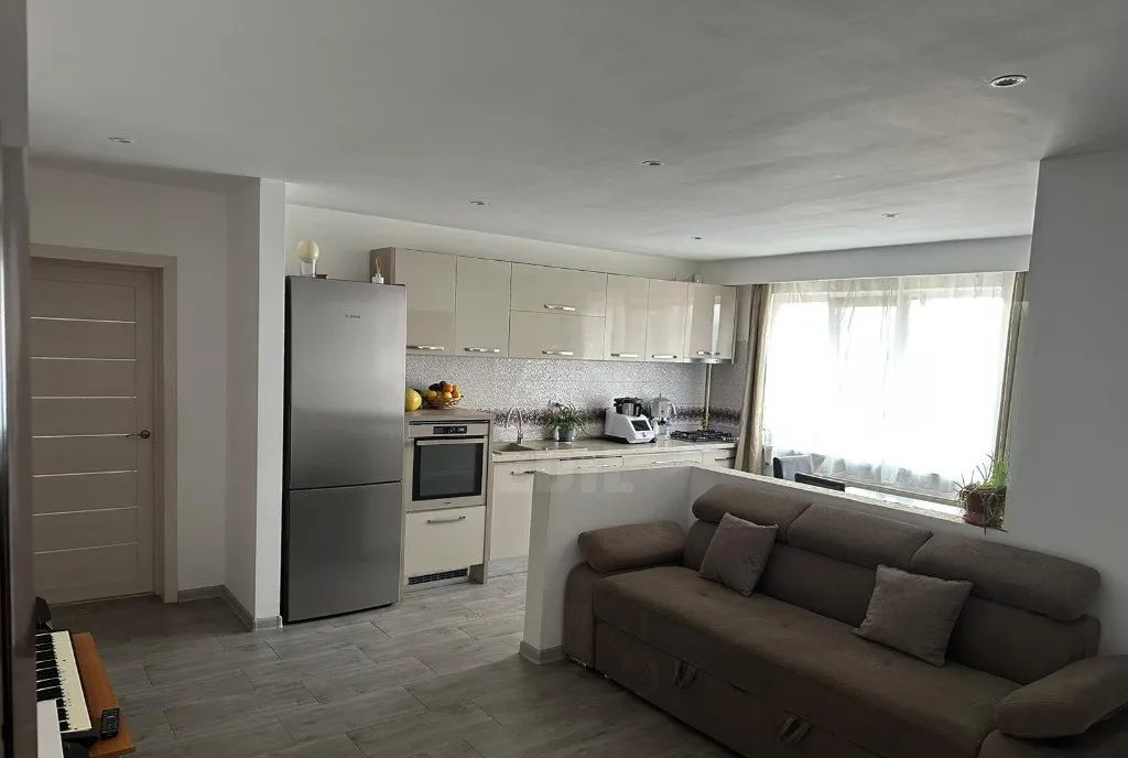 Apartament 3 camere semidecomandat zona Florilor