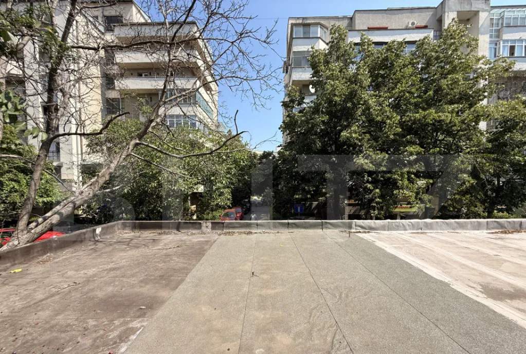 Garaj cu acoperis circulabil 17 mp Calea Bucuresti