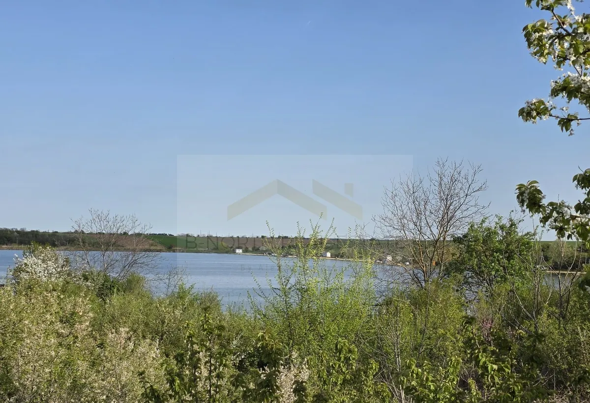 Teren 1 000 mp Peris toate utilitatile vedere superba catre Lac