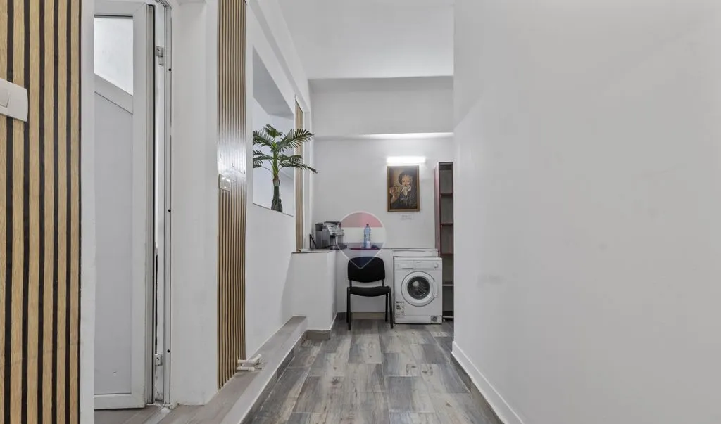 Spatiu de inchiriat cu 4 camere si 4 bai Zona Fat Frumos