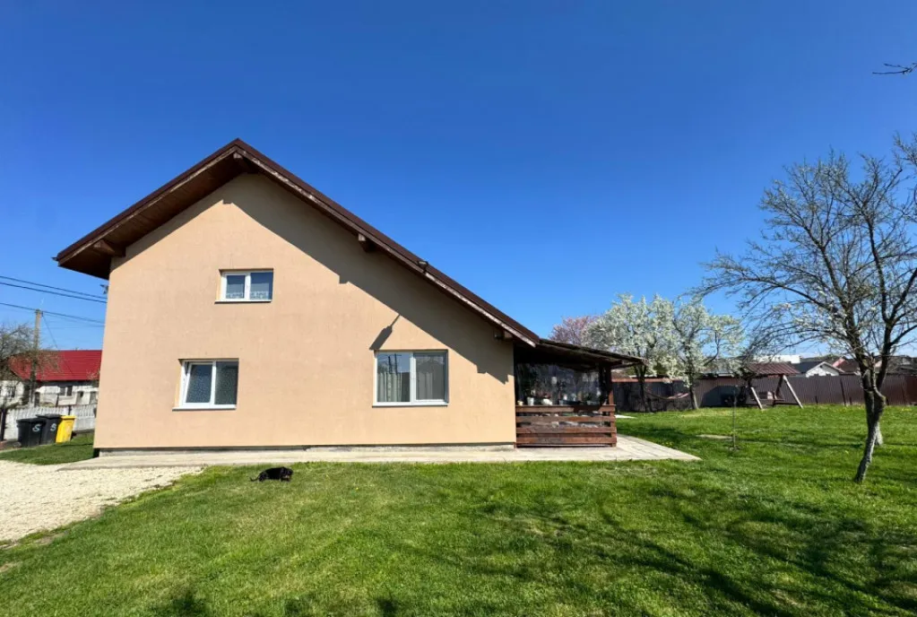 Apartament de vanzare 2 camere renovat Sanpetru