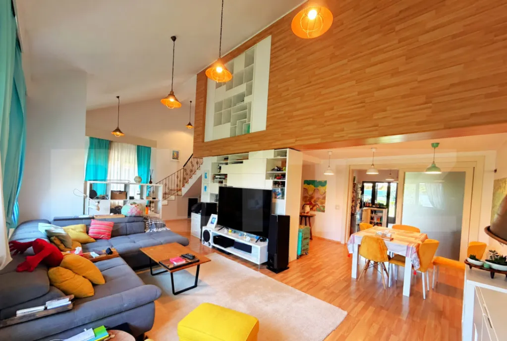 Casa cocheta P 1E 155 mp 1000 mp teren centru Carcea