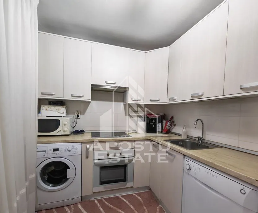 Apartament de vanzare cu 3 camere si 2 bai decomandat zona Lipovei