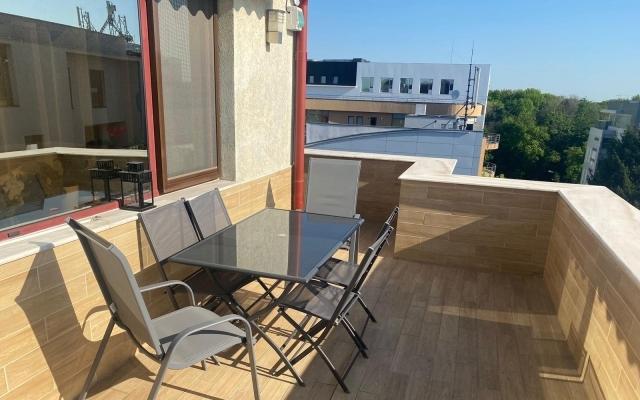 Inchiriez apartament 4 camere decomandat 200mp Aviatorilor 2 300euro