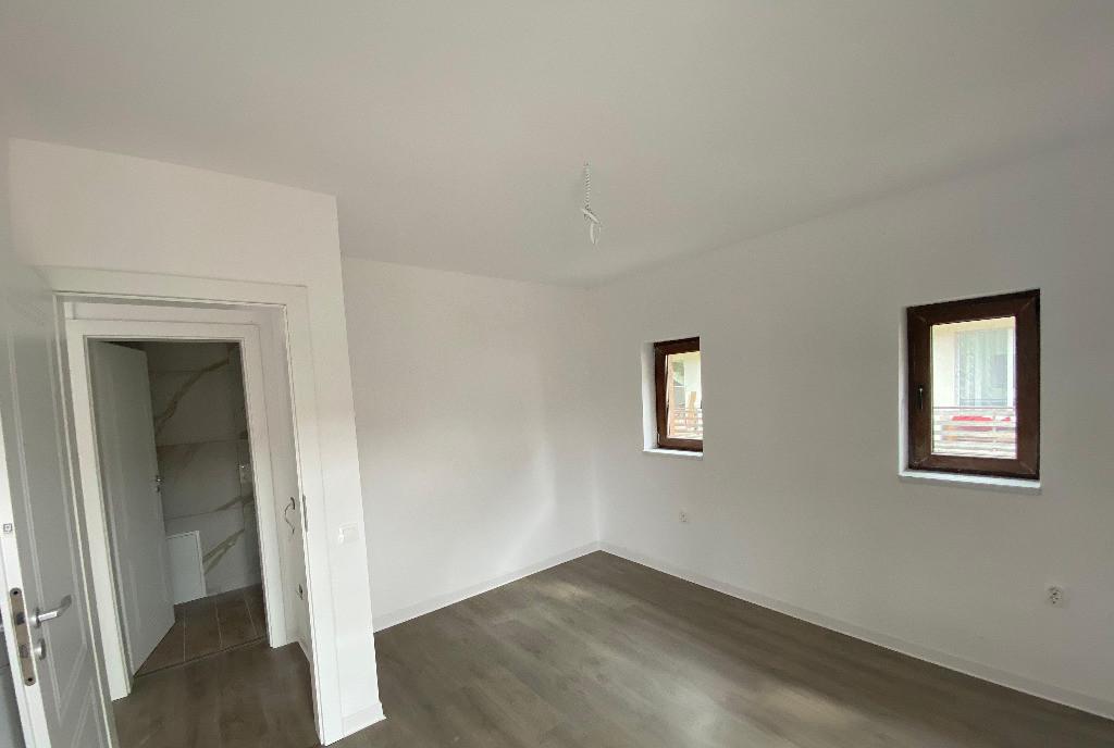 Apartament semidecomandat