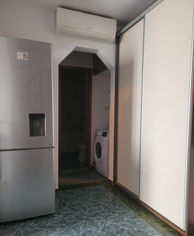 Sebastian Petre Ispirescu langa restaurant Britannia