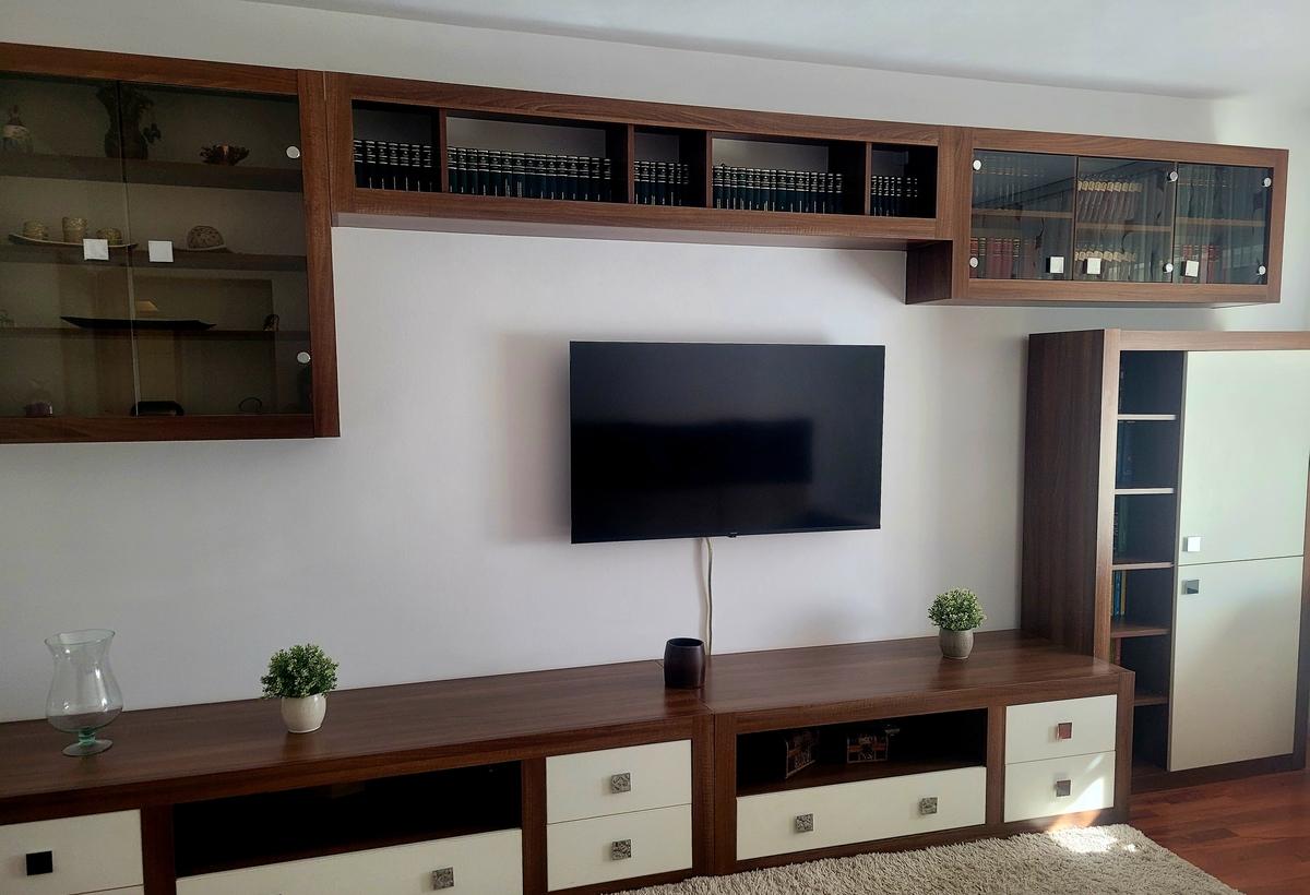 Sebastian Petre Ispirescu langa restaurant Britannia