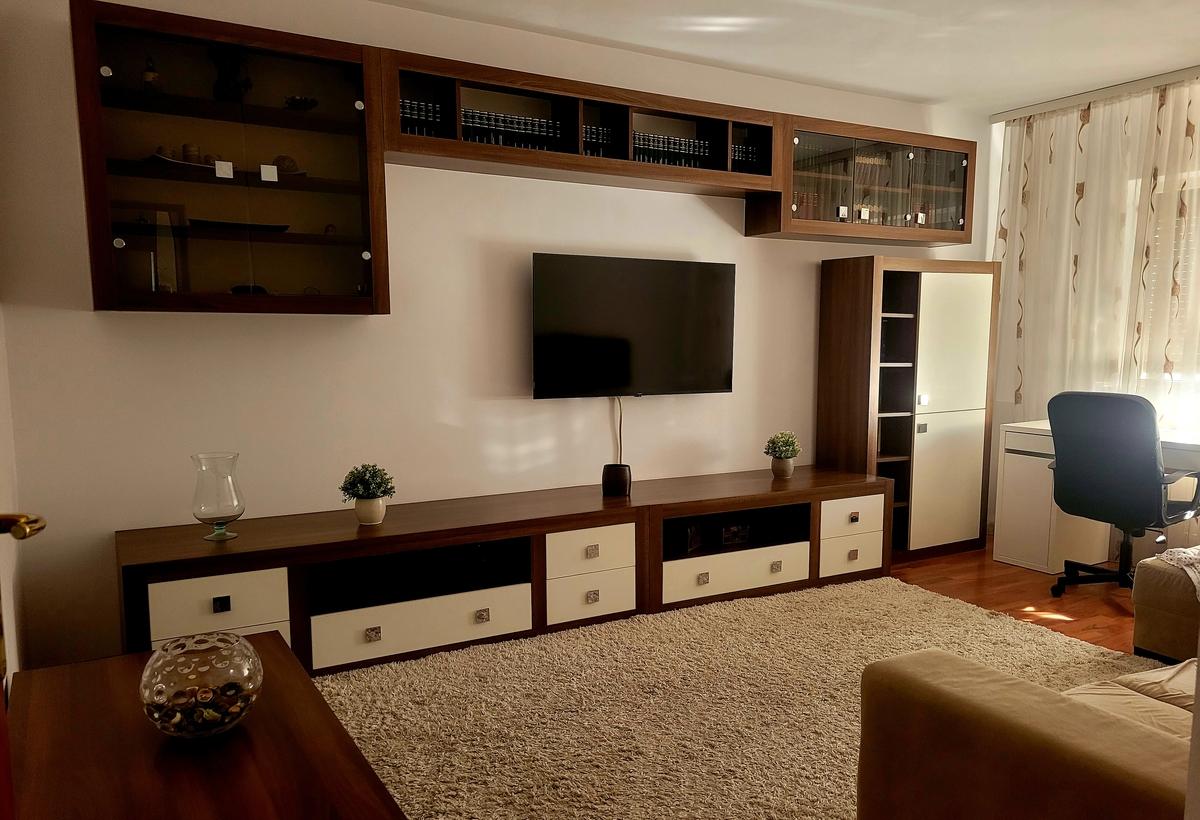 Sebastian Petre Ispirescu langa restaurant Britannia