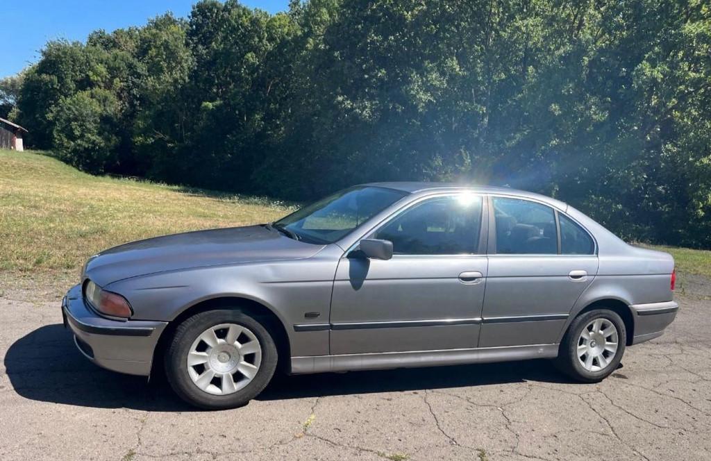 BMW e39 benzina/ 2 750 eur