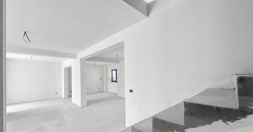 Suprafata Generoasa Proximitate imediata fata de Cetate