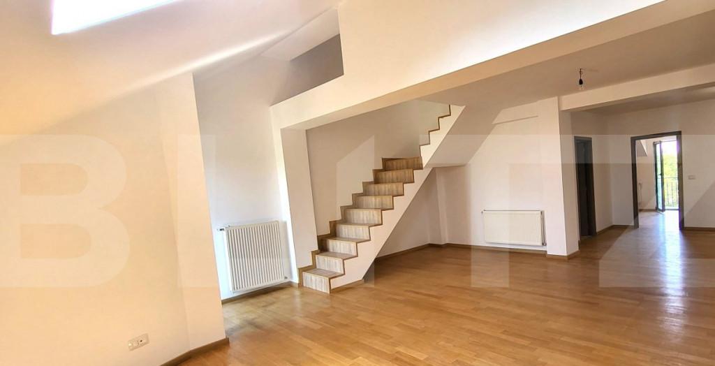 De vanzare apartament cu 3 camere foarte spatios