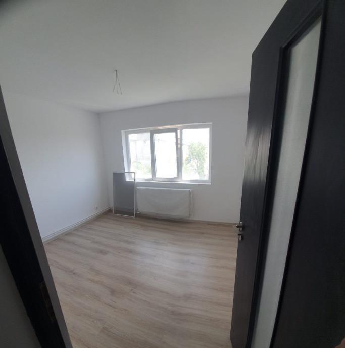 3 camere decomandat centrala termica instalatii noi renovat