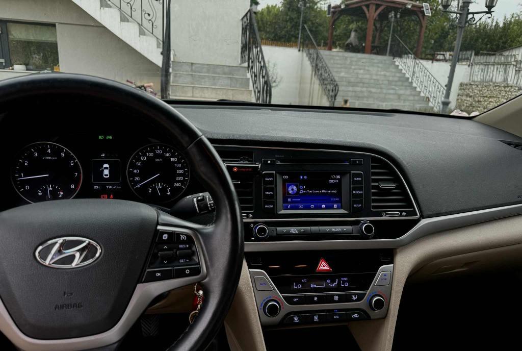 Hyundai Elantra 2018 - prim proprietar 11 900 eur