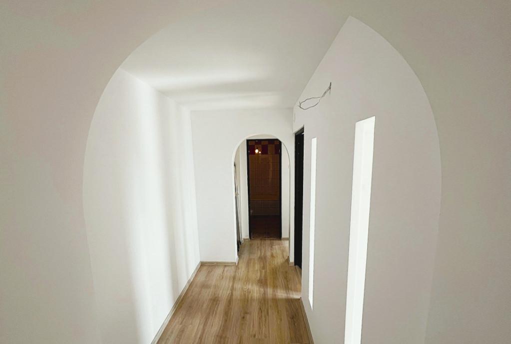 Apartament 3 camere renovat finisat liber pentru mutat