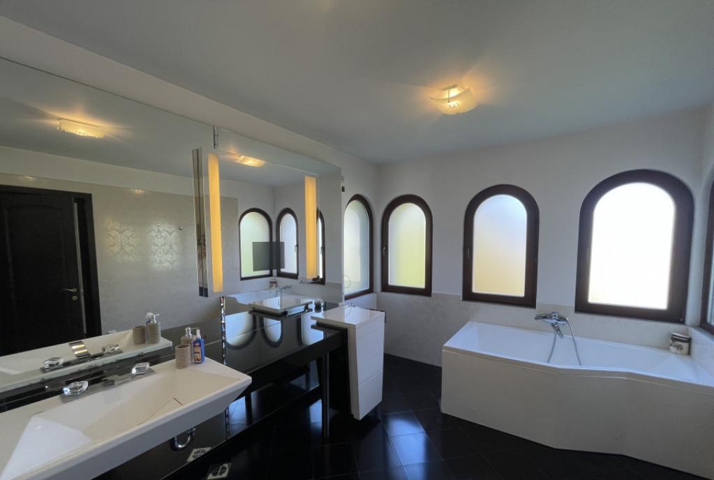 Curtea Domneasca vila individuala 6 camere 3 bai garaj