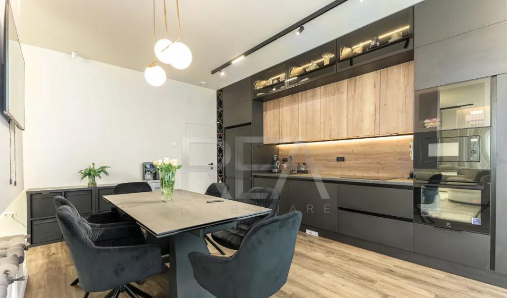 Vila de lux cu piscina pe terasa si automatizari inteli