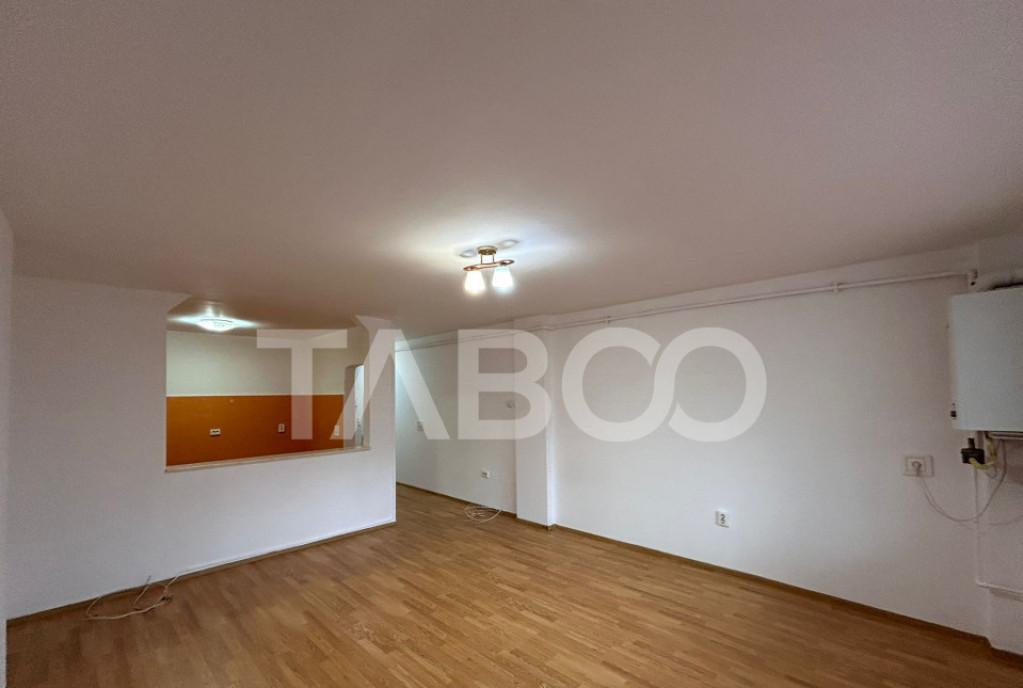 Apartament cu 3 camere si balcon etaj 3 Mihai Viteazu Sibiu