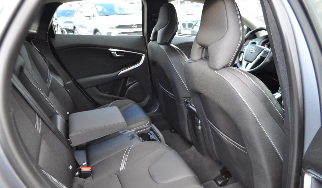 Volvo V40 2 0D 150CP 8 999 eur