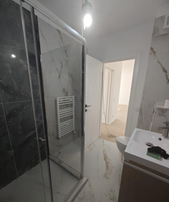 Apartament 3 camere bloc nou etaj 1 cu parcare si balc