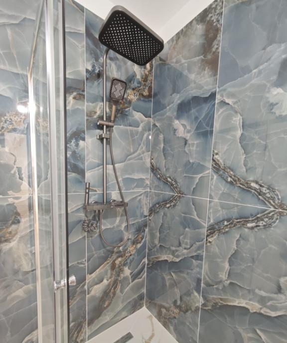 Apartament 3 camere bloc nou etaj 1 cu parcare si balc