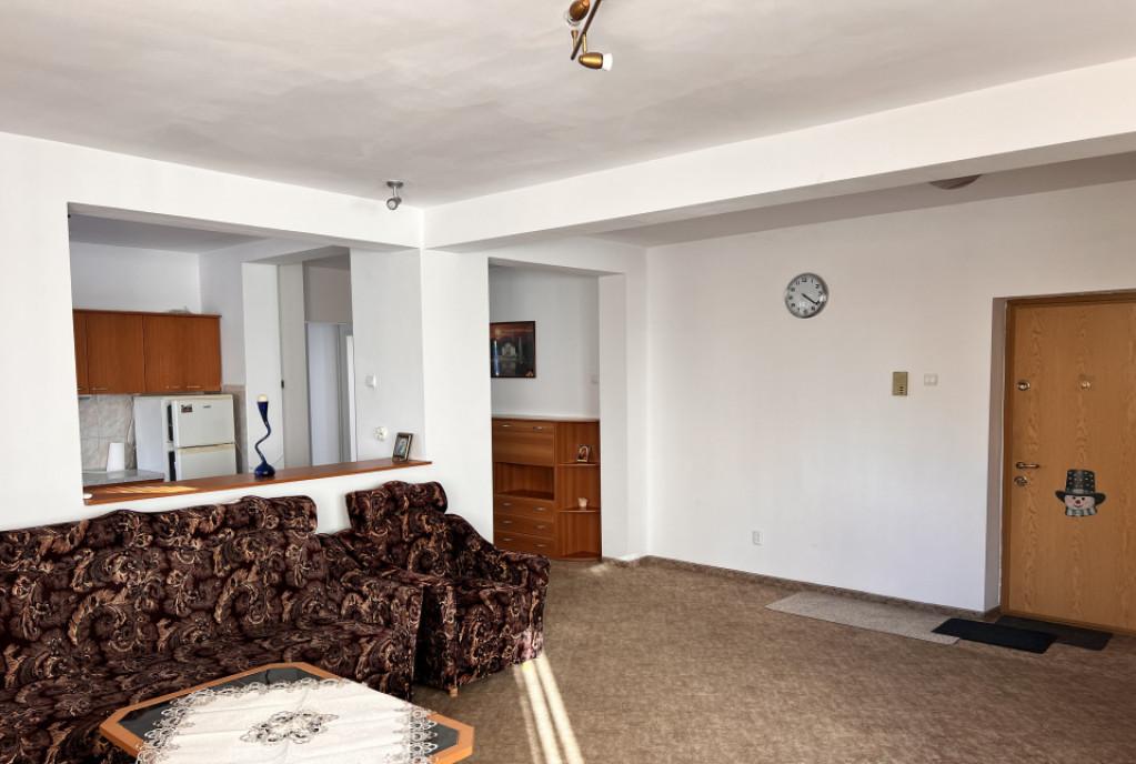 Apartament spatios 3 camere anl Tilisca Calea Poplacii