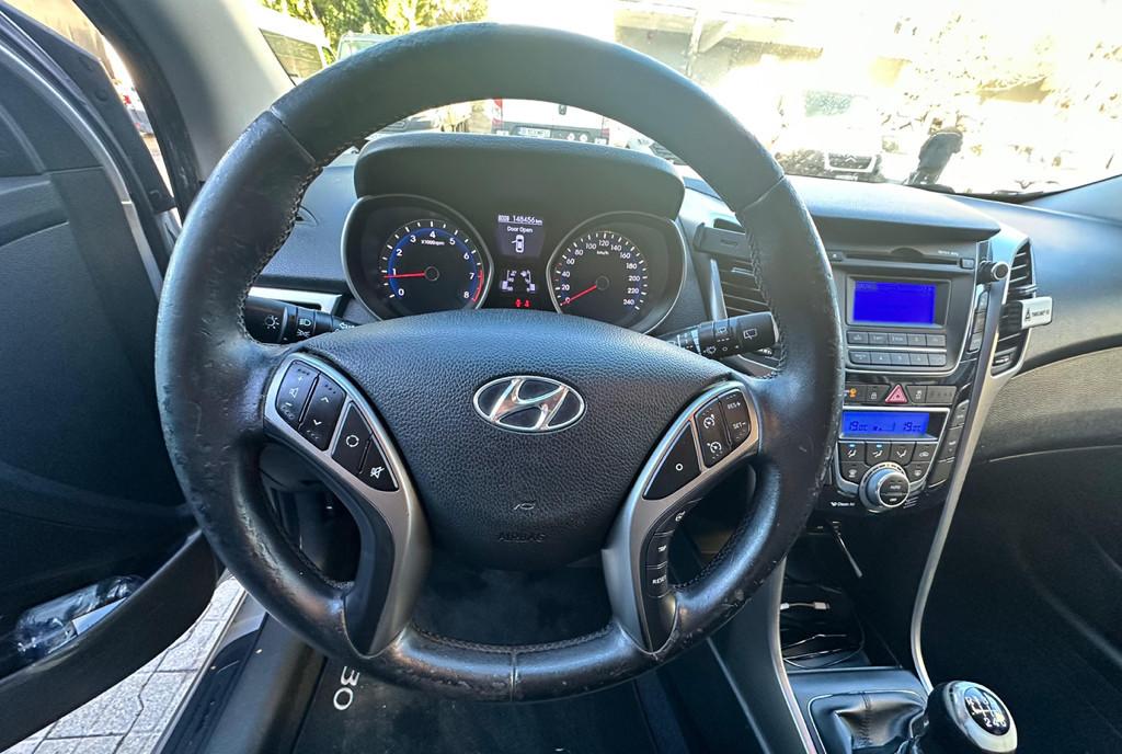 HYUNDAI i30 2012 1 6 - o masina BUNA full option 5 250 eur