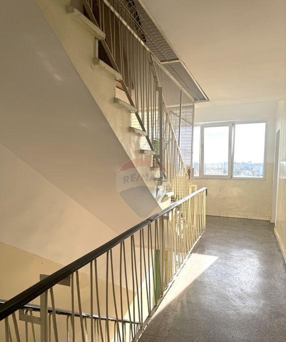 Apartament 3 camere I de renovat Sos Colentina Mol Col