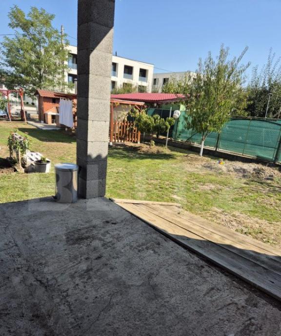 Casa in rosu cu 1500 mp teren