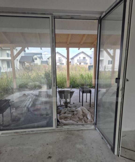 Casa in rosu cu 1500 mp teren