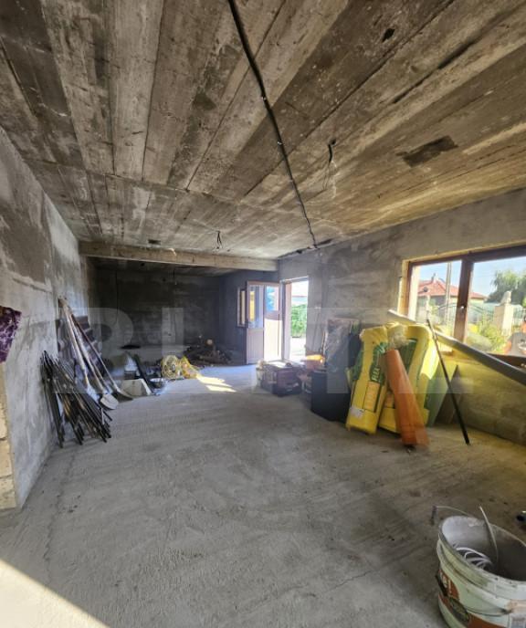 Casa la rosu de vanzare 250 mp zona Slobozia Moara