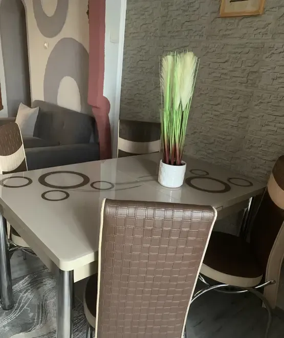 Vand masa cu patru scaune