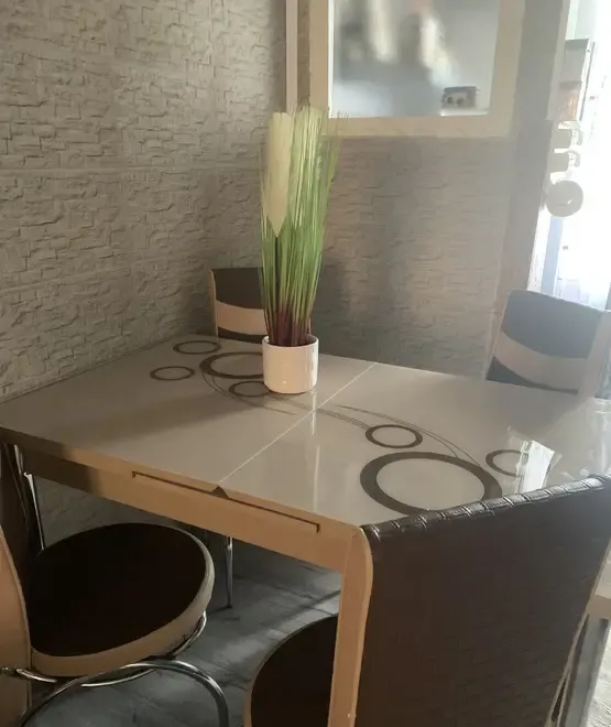 Vand masa cu patru scaune