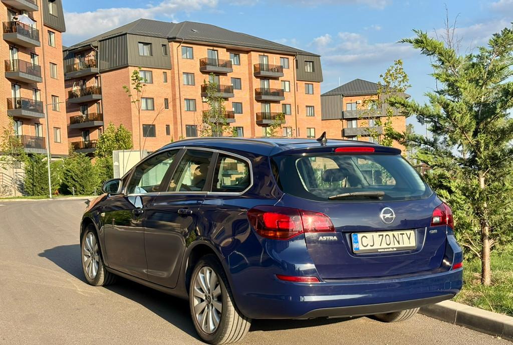 Opel Astra J Sports Tourer Break 2012 4 800 eur