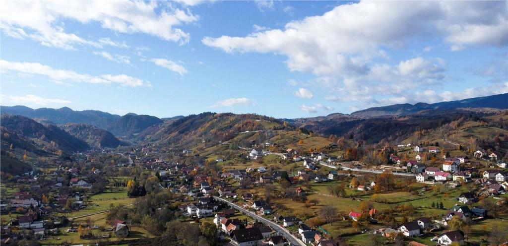 Film Constructie rustica tip Casa Verde cu parau si panora