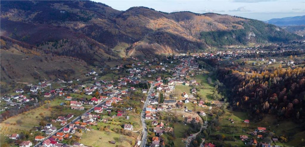 Film Constructie rustica tip Casa Verde cu parau si panora