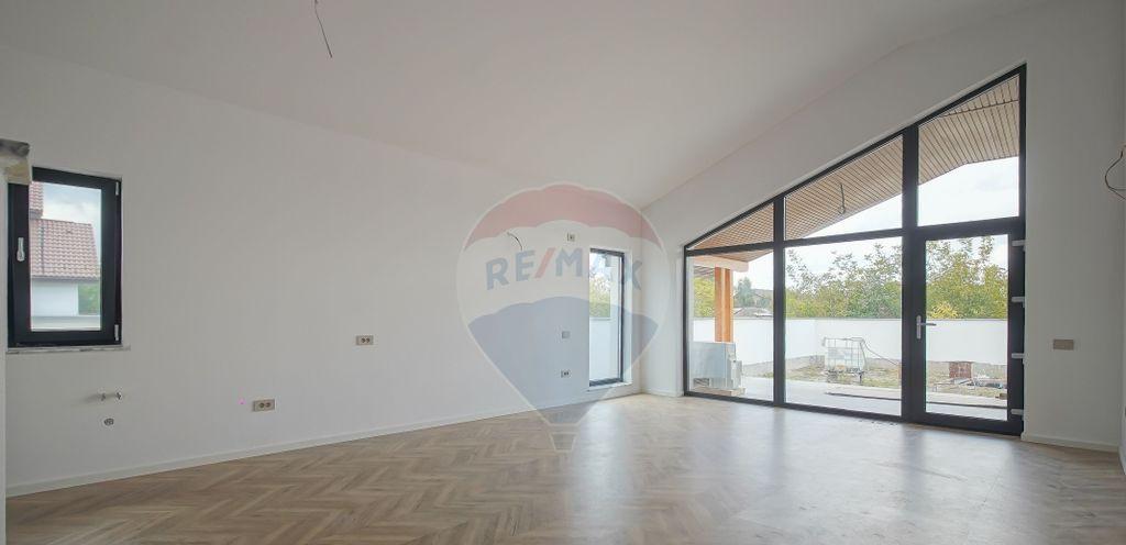 Casa cu 4 camere de vanzare in zona Stup