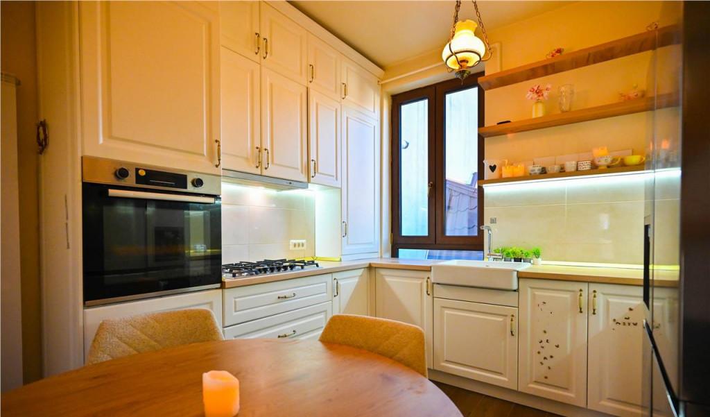 Film Eleganta si confort in cetatea istorica a Brasovului